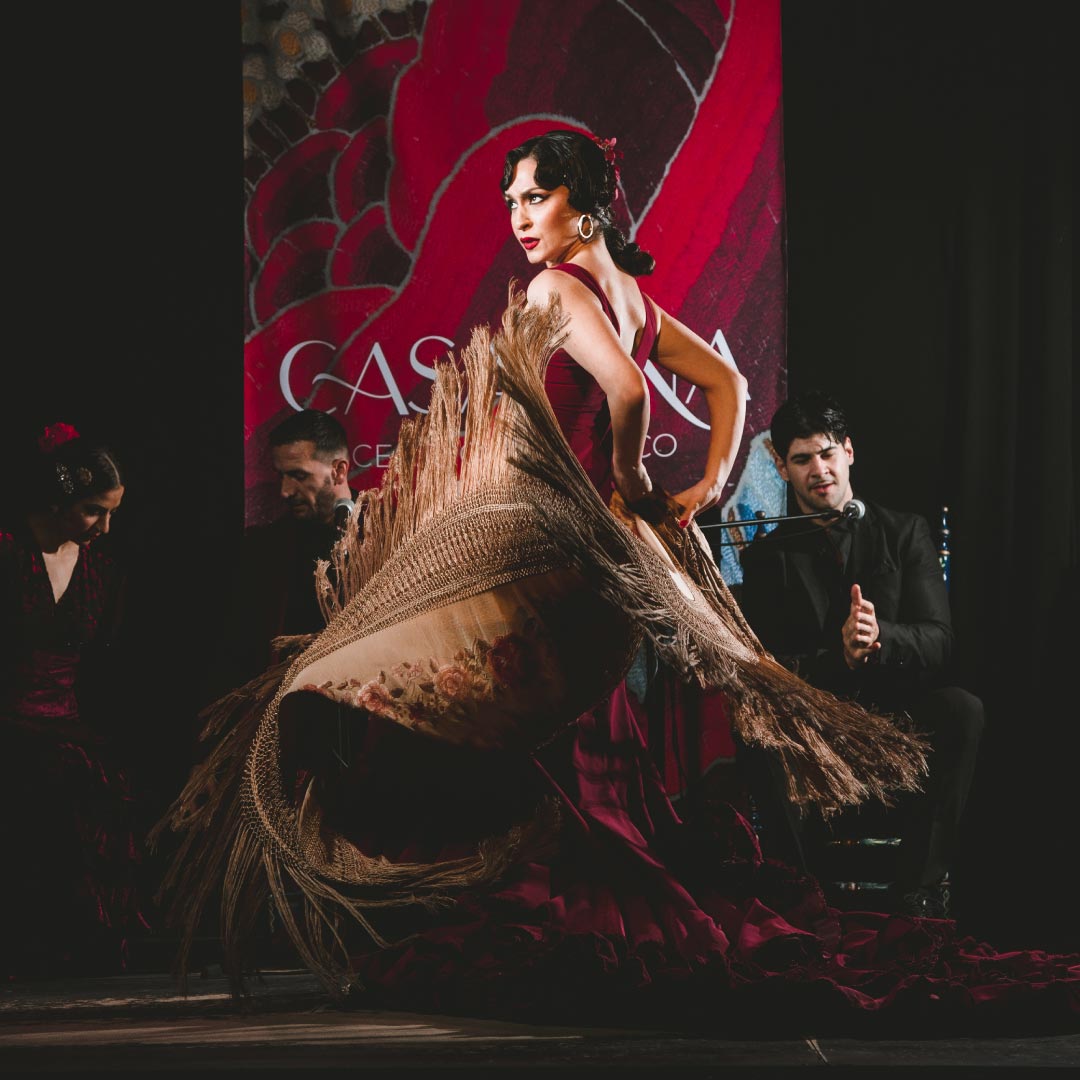 Una cantaora flamenca cantando villancicos gitanos para celebrar el flamenco en Navidad