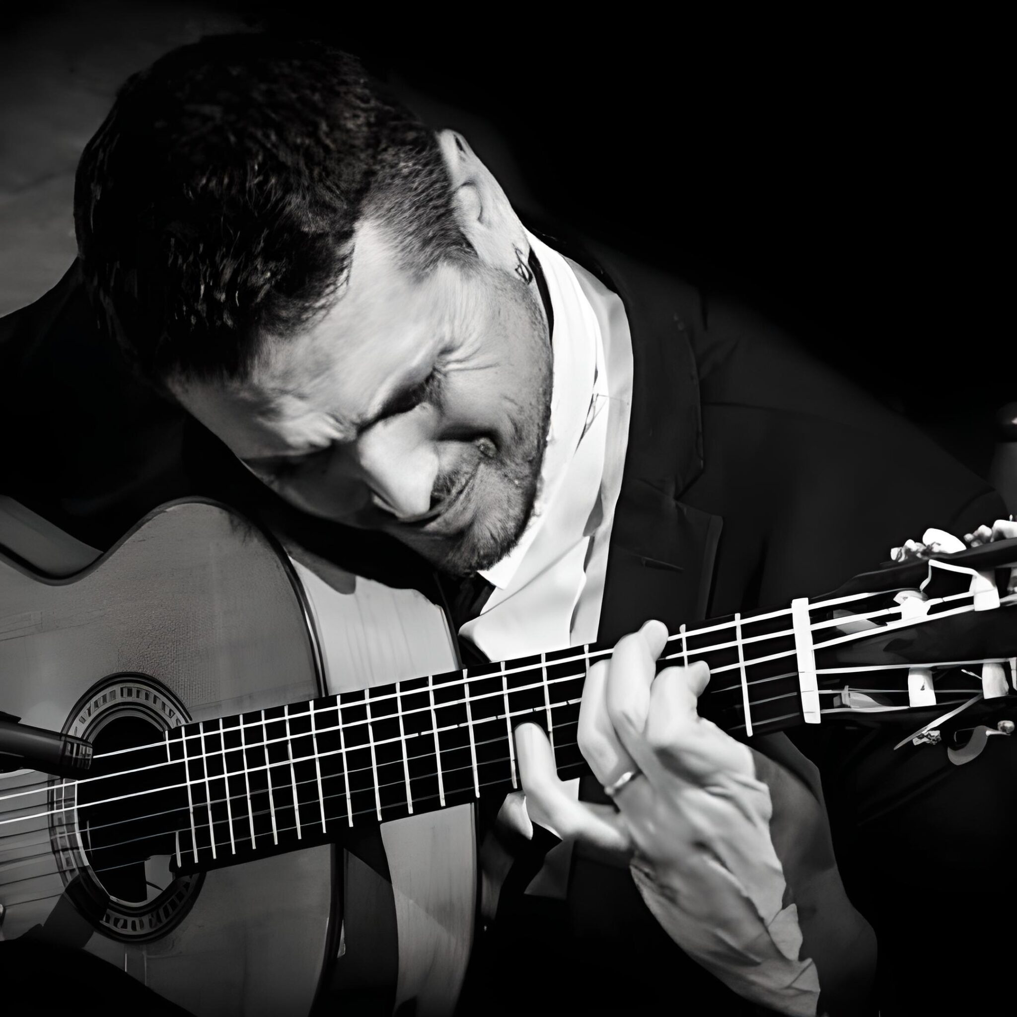 El guitarrista flamenco Marcos Palometas tocando la guitarra